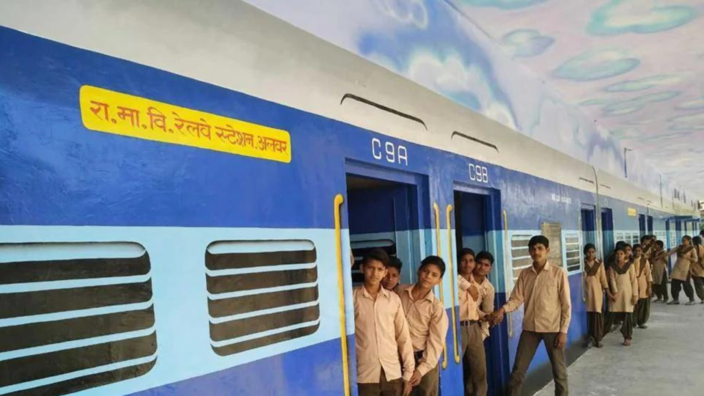 रेलवे स्टेशन के जैसा दिखता है राजस्थान का यह सरकारी स्कूल,  ट्रेन के डब्बे में बच्चों का स्कूल